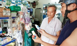 Người dân mua thuốc diệt muỗi trên đường Trường Chinh - Hà Nội, chiều ngày 25/7. Ảnh: Như Ý.