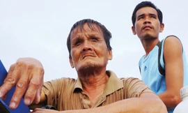 Ông Tư Mù trên chuyến biển với người hàng xóm.