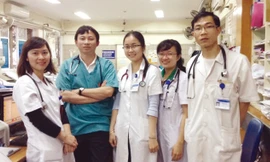 TS Hải (thứ 2 từ trái sang) và các bác sĩ nội trú A9 BV Bạch Mai.