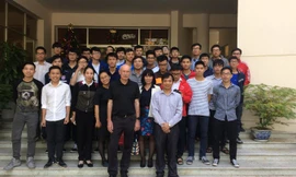 GS Matthias Paetzodl chụp cùng trường ĐH Bách khoa Hà Nội.