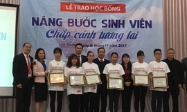 Sinh viên nghèo được nhận học bổng tại Hải Dương. Ảnh : Nguyễn Hà.