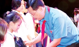 Bí thư thứ nhất T.Ư Đoàn Lê Quốc Phong trao tặng học bổng cho các em học sinh nghèo vượt khó học giỏi. Ảnh: Quang Lộc.