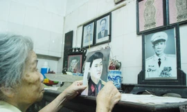 Phu nhân tướng Lư Giang trước ban thờ gia đình có tấm ảnh liệt sĩ Nguyễn Văn Thành.