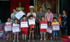 Đại tá Bùi Đình Dương trao quà của Bộ Quốc phòng tặng các hộ dân xã đảo Song Tử Tây.