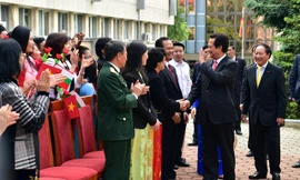 Cán bộ nhân viên Đại sứ quán và đại diện cộng đồng người Việt Nam tại Bulgaria chào đón Thủ tướng. Ảnh: VGP/Nhật Bắc