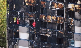 Lính cứu hỏa vẫn tìm kiếm trong tòa nhà Grenfell đổ nát.