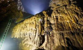 Vị trí các dây neo để du khách bám vào đi bộ đoạn dốc 45 độ.