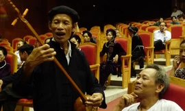 Hát tặng bạn câu Then tại Bắc Kạn. Ảnh: Đỗ Huyền.