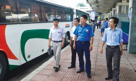 Đoàn kiểm tra, giám sát tỉnh Thái Bình đang kiểm tra, giám sát việc thực hiện luật và xây dựng môi trường không khói thuốc tại bến xe khách.