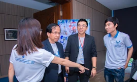 Lãnh đạo DNES trao đổi với một số starup về SURF 2018 sẽ mang lại cơ hội tiếp cận các nguồn vốn. Ảnh: NVCC.