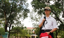 Phan Đăng Nhật Minh đi học về. Ảnh: Hữu Thành.