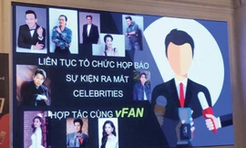 Poster quảng cáo của iFan có sự xuất hiện của nhiều ca sĩ nổi tiếng.