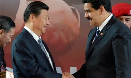 Tổng thống Venezuela Nicolas Maduro (phải) bắt tay với Chủ tịch Trung Quốc Tập Cận Bình trong lễ ký kết các hiệp định ở Caracas hôm 21/7/2014. Ảnh: Leo Ramirez.