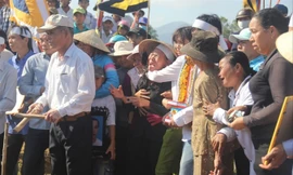 Nỗi đau quá lớn với những người ở lại. Ảnh: Thanh Trần.