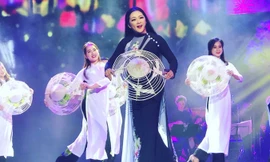 Như Quỳnh với ca khúc “Chờ người” (Khánh Băng).