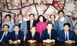 Trưởng đoàn Hồ Tế cùng các thành viên tham gia xử lý nợ tại CLB Paris. Ảnh tư liệu Bộ Tài chính.