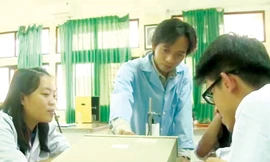 Thầy giáo Nguyễn Quốc Huy hướng dẫn học sinh làm thí nghiệm Vật lý.