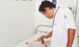 Với ông, những bệnh nhi là những “đứa con” đáng yêu.