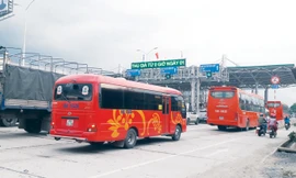 Một số ý kiến cho rằng nên di dời trạm thu phí Cai Lậy (Tiền Giang) vào tuyến đường tránh. Ảnh: H.Hội.