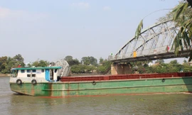 Sà lan đã được lưu thông qua cầu Ghềnh với tải trọng được kiểm sát.