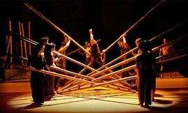 À Ố SHOW - tác phẩm của nhóm tác giả: đạo diễn Tuấn Lê, đạo diễn âm nhạc Nguyễn Nhất Lý, chỉ đạo nghệ thuật Nguyễn Lân Maurice và biên đạo múa Nguyễn Tấn Lộc.