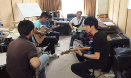 Nghệ sĩ Lê Duy giảng dạy nhạc jazz tại Nhạc viện TPHCM. Ảnh: T.L.