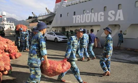 Các chiến sĩ vận chuyển hàng hóa Tết lên tàu chuẩn bị khởi hành ra Trường Sa. Ảnh: Trường Phong.