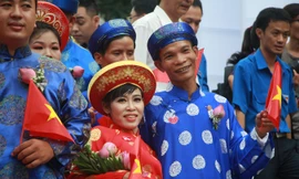 Anh Tính sánh đôi cùng chị Chọn trong lễ cưới tập thể ngày Quốc khánh 2/9. Ảnh: Ngô Tùng.