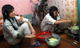 Đời sống công nhân lao động xa nhà còn khó khăn vào dịp tết. Ảnh: Hồng Vĩnh.