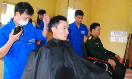 Phòng cắt tóc thanh niên của Lữ đoàn 215, Binh chủng Tăng-Thiết giáp. Ảnh: Duy Ngợi.