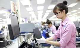 Một ca làm việc tại một dây chuyền sản xuất của Samsung.