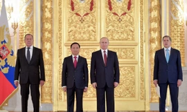 Ðại sứ Ngô Ðức Mạnh (thứ 2 trái sang) chụp ảnh lưu niệm với Tổng thống Nga Vladimir Putin sau khi trình quốc thư. (Ảnh do nhân vật cung cấp).