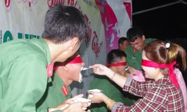 ĐVTN Trung đoàn Bộ binh 38 và đơn vị kết nghĩa tham gia các trò chơi tập thể trong một buổi sinh nhật đồng đội vào tối thứ Bảy hàng tuần.