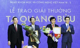 Phó Thủ tướng Vũ Đức Đam và Bộ trưởng Bộ Khoa học và Công nghệ Chu Ngọc Anh trao giải thưởng Tạ Quang Bửu cho hai nhà khoa học nhận giải năm nay. Ảnh: TTXVN.