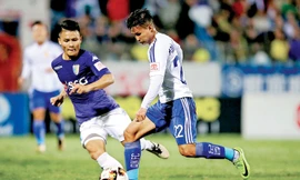 Quảng Nam (phải) đã vượt qua những tên tuổi lớn để đăng quang ngôi VĐQG và đang sẵn sàng đánh bại SLNA để đưa tiếp Siêu cúp về phòng truyền thống. Ảnh: VSI.