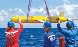 Một tàu lặn Trung Quốc đang được thả xuống biển để thu thập dữ liệu về tàu ngầm. Ảnh: SMCP.