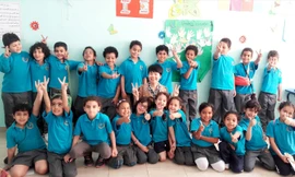 Lê Phương Thảo cùng các học sinh trường bản địa.