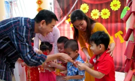 Cô chú mừng tuổi cho con cháu ngày Tết đầu năm. Ảnh: Anh Tuấn.