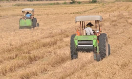 Máy đang cuộn rơm ngoài đồng ở Sóc Trăng. Ảnh: Hòa Hội.