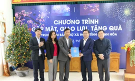 Anh Nguyễn Anh Tuấn, Bí thư Thường trực T.Ư Đoàn, nhà báo Lê Xuân Sơn cùng đoàn công tác tặng quà tại Thanh Hóa. Ảnh: Hoàng Lam.