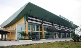 Bến xe khách phía Nam khang trang, sạch đẹp nhưng vắng xe.