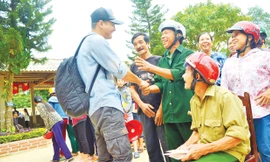 MC Phan Anh với người dân Quảng Bình trong đợt lũ lụt vừa qua.