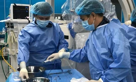 Các bác sĩ chuẩn bị cho ca can thiệp tim mạch.