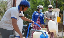 Người dân huyện Củ Chi mua nước sạch tại điểm lấy nước tập trung.