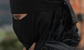 MC mặc trang phục Hồi giáo gây xôn xao dư luận Anh