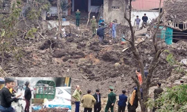 Hiện trường vụ nổ (ảnh lớn). Những viên đạn được thu gom sau vụ nổ (ảnh nhỏ). Ảnh: Nguyễn Hoàn.