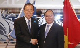 Chiều 26/5 tại Nhật Bản, Thủ tướng Nguyễn Xuân Phúc hội kiến Tổng Thư ký LHQ Ban Ki-moon. Ảnh: TTXVN.