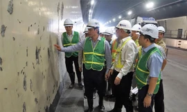 Thứ trưởng GTVT Lê Đình Thọ kiểm tra các vết nứt tại hầm Hải Vân chiều 25/10. Ảnh: Sỹ Lực.