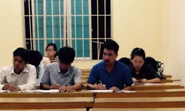 Buổi học môn Giải tích, Trường Cao đẳng C.Đ có 3 sinh viên học hộ.