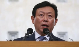 Chủ tịch Lotte cúi đầu xin lỗi khi xuất hiện trước công chúng | Vietnam+ (VietnamPlus)